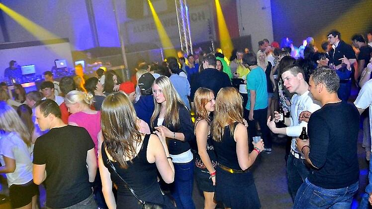 "Die Macht der Nacht": Bei der Party in der Mönchshofhalle, wo sich Hunderte vergnügten und in den Mai reinfeierten, gab es eine Schlägerei, die am Donnerstag ein Nachspiel vor Gericht hatte. Foto: eraffe