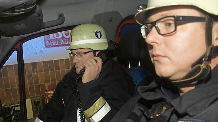 In 2013 erhielt die Feuerwehr Rottershausen einen neuen Mannschaftstransportwagen, den auf unserem Foto 1. Kommandant Alexander Herrlein (links) und sein Stellvertreter Bastian Werner steuern. Archivfoto: Stefan Geiger