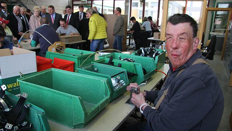 Bernd Meisel fertigt mit viel Geschick Rohrschellen - und erklärte beim Festakt auch gerne seine Arbeit.