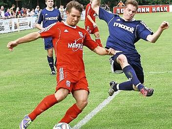 Der Kasendsorfer Simon Hösch (rechts) will den Stadelner Dennis Laschet abblocken.  Foto: Monika Limmer
