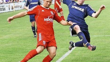 Der Kasendsorfer Simon Hösch (rechts) will den Stadelner Dennis Laschet abblocken.  Foto: Monika Limmer