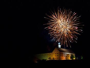 Feuerwerk über der Plassenburg bei klarem Himmel. Eine solche Aufnahme erfordert ein wenig Vorbereitung und die Beachtung einiger Grundregeln. Foto: Jürgen Machulla