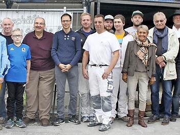 Die Bauherren Ottilie und Wolfgang Simon (Dritte und Sechster von links) mit den Vertretern der bauausführenden Firmen. Darunter der Geschäftsführer des Bauunternehmens Otto Mühlherr, Peter Heinz (Zweiter von links), Architekt Oliver See (Achter von links), Michael Ehrsam von Malerbetrieb Herbert Schmitt (Zehnter von links) und Werner Hörath (Zweiter von rechts) von Wachter Bedachungen.  Fotos: Veronika Schadeck