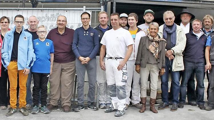 Die Bauherren Ottilie und Wolfgang Simon (Dritte und Sechster von links) mit den Vertretern der bauausführenden Firmen. Darunter der Geschäftsführer des Bauunternehmens Otto Mühlherr, Peter Heinz (Zweiter von links), Architekt Oliver See (Achter von links), Michael Ehrsam von Malerbetrieb Herbert Schmitt (Zehnter von links) und Werner Hörath (Zweiter von rechts) von Wachter Bedachungen.  Fotos: Veronika Schadeck