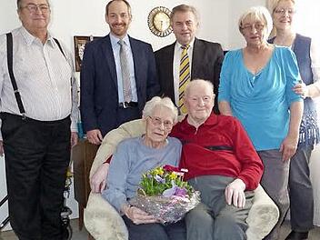Ruth und Erich Völkl (sitzend) mit stellvertretendem Landrat Jörg Kunstmann (Zweiter von links) und Bürgermeister Siegfried Beyer (rechts daneben) im Kreise der Familie Foto: Klaus-Peter Wulf