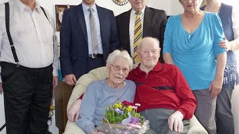 Ruth und Erich Völkl (sitzend) mit stellvertretendem Landrat Jörg Kunstmann (Zweiter von links) und Bürgermeister Siegfried Beyer (rechts daneben) im Kreise der Familie Foto: Klaus-Peter Wulf
