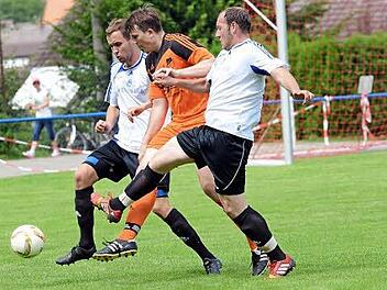 Die Poxdorfer (weiß) hatten beim 1:5 gegen Gastgeber und Turniersieger Heroldsbach (orange) klar das Nachsehen. Auch die zweite Partie gegen Hausen verlor der SV mit 0:1.  Foto: herzopress