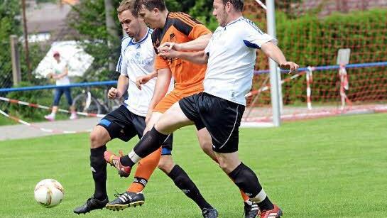 Die Poxdorfer (weiß) hatten beim 1:5 gegen Gastgeber und Turniersieger Heroldsbach (orange) klar das Nachsehen. Auch die zweite Partie gegen Hausen verlor der SV mit 0:1.  Foto: herzopress