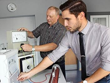 Einst war er sein Schüler, nun arbeiten sie am Kaspar-Zeuß-Gymnasium als Kollegen zusammen: Referendar Johannes Mann (rechts) und sein Betreuungslehrer Manfred Backer, der auch Fachbetreuer für Physik ist.  Foto: Andreas Schmitt