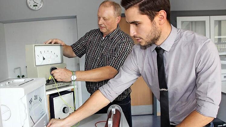 Einst war er sein Schüler, nun arbeiten sie am Kaspar-Zeuß-Gymnasium als Kollegen zusammen: Referendar Johannes Mann (rechts) und sein Betreuungslehrer Manfred Backer, der auch Fachbetreuer für Physik ist.  Foto: Andreas Schmitt