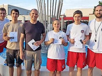 Auf ihre neuen Rettungsschwimmer ist die Michelauer Wasserwacht-Ortsgruppe stolz; im Bild (von links) Benjamin Schott, Tom Hanft, Thomas Kirster, Isabella Dauer, Jan Stadtler und der Wasserwacht-Vorsitzende Sebastian Hoffer  Foto: Klaus Gagel