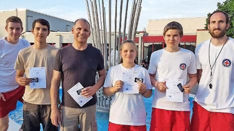 Auf ihre neuen Rettungsschwimmer ist die Michelauer Wasserwacht-Ortsgruppe stolz; im Bild (von links) Benjamin Schott, Tom Hanft, Thomas Kirster, Isabella Dauer, Jan Stadtler und der Wasserwacht-Vorsitzende Sebastian Hoffer  Foto: Klaus Gagel