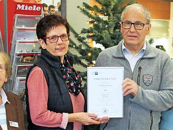 Für vier Jahrzehnte Betriebstreue dankte Familie Pfeuffer (von links): Seniorchefin Marga Pfeuffer, die Jubilarin Manuela Schunk sowie Hermann und Jutta Pfeuffer.  Foto: Winfried Ehling