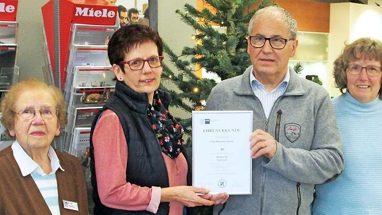 Für vier Jahrzehnte Betriebstreue dankte Familie Pfeuffer (von links): Seniorchefin Marga Pfeuffer, die Jubilarin Manuela Schunk sowie Hermann und Jutta Pfeuffer.  Foto: Winfried Ehling