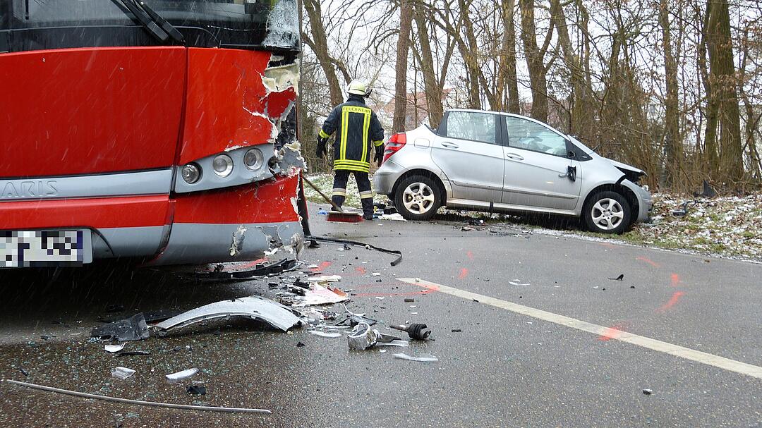 Unfall in Fürth: Auto kracht in Linienbus