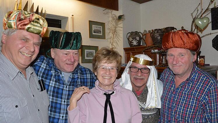 Freuen sich schon auf Dreik&ouml;nig: (von links) Reinhold R&ouml;der, G&uuml;nter H&uuml;ttl, Albrecht Schmitt und Robert Herrlein, zusammen mit ihrer Kost&uuml;mberaterin Maria Neder. Isolde Krapf