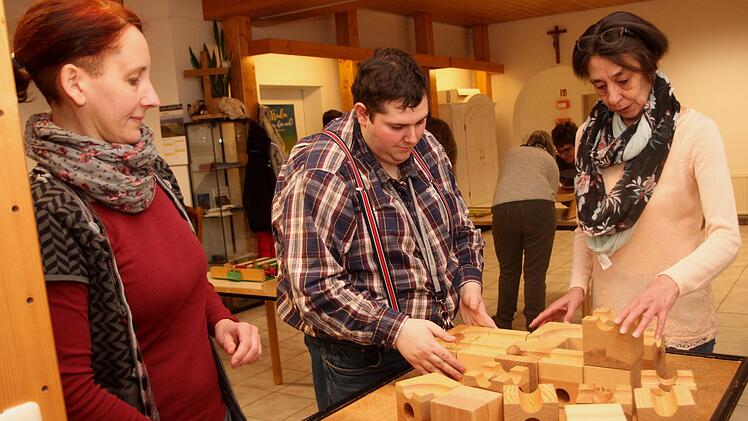 Aus Holzwürfeln eine Kugelbahn bauen ist hier die Aufgabe.