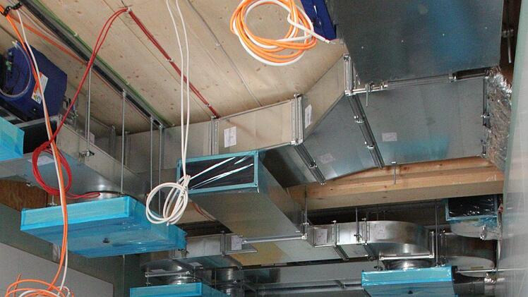 In der Küche: Der Dunstabzug wurde bereits montiert. Foto: Ulrike Müller