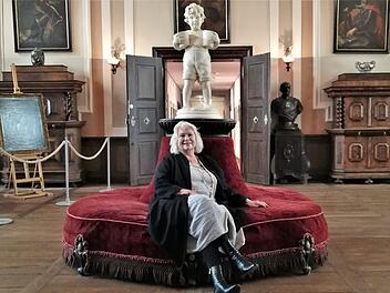 Heide Sommer auf dem roten Plüschsofa in Bismarcks Salon, auf dem sie als Kind trotz ausdrücklichen Verbots oft herumtobte.Sigismund von Dobschütz