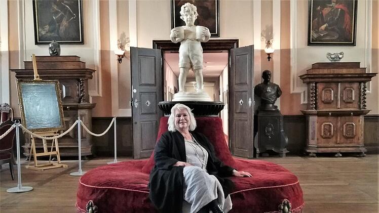 Heide Sommer auf dem roten Plüschsofa in Bismarcks Salon, auf dem sie als Kind trotz ausdrücklichen Verbots oft herumtobte.Sigismund von Dobschütz