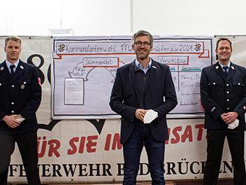 Mit Florian Dorn (links) wählte die Feuerwehr Bad Brückenau einen neuen stellvertretenden Kommandanten.  Michael Krug (rechts) wurde nach zwölf Jahren im Amt auch für eine weitere Wahlperiode zum Kommandant bestimmt. Bürgermeister  Jochen Vogel (Mitte) gratulierte der Führungsspitze. Foto: Sebastian Gerr