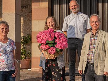 Die Verantwortlichen der Pfarreiengemeinschaft Oberleichtersbach-Schondra verabschieden Pastoralreferentin Anja May nach ihrer Assistenzzeit in den gemeinsamen pastoralen Raum nach Wildflecken mit den besten Wünschen für eine weitere segensreiche Zusammenarbeit: (von links):  Christa Schmäling (Pfarrgemeinderatsvorsitzende Oberleichtersbach), Pastoralassistentin Anja May, Pfarrer Armin Haas, Gerhard Schmitt (Pfarrgemeinderatsvorsitzender von Schondra). Foto: Horst Conze
