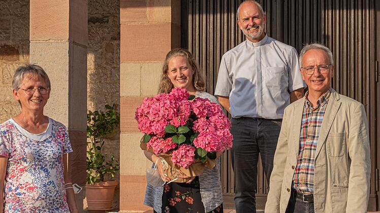 Die Verantwortlichen der Pfarreiengemeinschaft Oberleichtersbach-Schondra verabschieden Pastoralreferentin Anja May nach ihrer Assistenzzeit in den gemeinsamen pastoralen Raum nach Wildflecken mit den besten Wünschen für eine weitere segensreiche Zusammenarbeit: (von links):  Christa Schmäling (Pfarrgemeinderatsvorsitzende Oberleichtersbach), Pastoralassistentin Anja May, Pfarrer Armin Haas, Gerhard Schmitt (Pfarrgemeinderatsvorsitzender von Schondra). Foto: Horst Conze