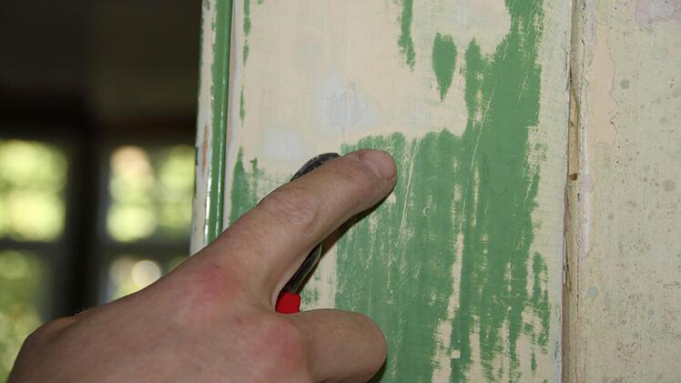 Um auf den originalen Farbton zu stoßen, hat Winter drei Schichten abgeschürft. Foto: Ulrike Müller