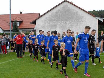 Hand in Hand: Zum Einlauf der Mannschaften hatte sich die SpVgg Heßdorf fürs Kerwaspiel gegen den FC Herzogenaurach mit Einlaufkindern etwas Besonderes einfallen lassen. Foto: Dietmar Goblirsch