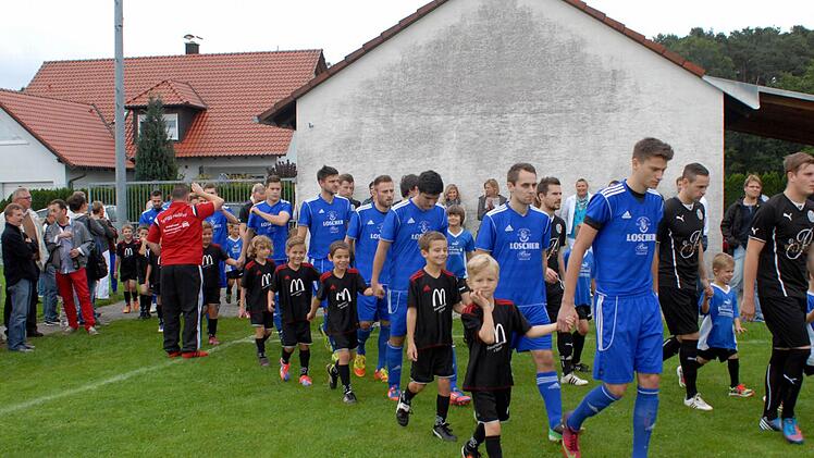 Hand in Hand: Zum Einlauf der Mannschaften hatte sich die SpVgg Heßdorf fürs Kerwaspiel gegen den FC Herzogenaurach mit Einlaufkindern etwas Besonderes einfallen lassen. Foto: Dietmar Goblirsch