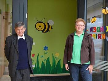 Pfarrer Franz Stemper und Herta Rener (Leiterin der KiTa) laden zum "Tag der offenen Tür" am Sonntag mit Besichtigung der Räume ein. Foto: Karin Geyer