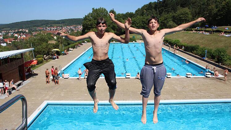Das freut die Jugend: Ebersn Stadträte peppen das Freibad weiter auf.