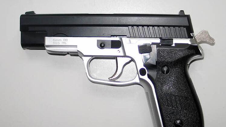 Softair-Waffen wie diese Pistole sehen täuschend echt aus. Mit einer solchen Waffe verübte im Oktober letzten Jahres ein 24-Jähriger einen Überfall auf einen Haßfurter Juwelier. Foto: Polizei, dpa