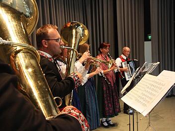 Junge Leute und alte Lieder: So klingt's Fränkisch in Bad Bocklet besonders gut. Foto: Arnold Nöth