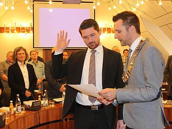 Ralf Schneider (Mitte) wird von Bürgermeister Andreas Hügerich als neuer Stadtrat vereidigt. Foto: R. Popp