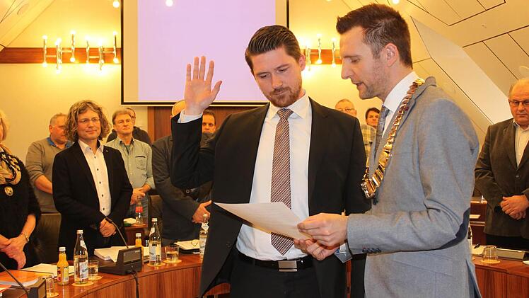 Ralf Schneider (Mitte) wird von Bürgermeister Andreas Hügerich als neuer Stadtrat vereidigt. Foto: R. Popp