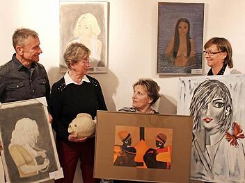 Franz Degenbeck, Marianne Haas, Iris Bohrer und Irene Sänger (v. l.) stellen in Adelsdorf aus.