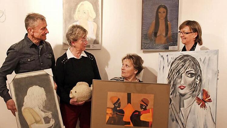 Franz Degenbeck, Marianne Haas, Iris Bohrer und Irene Sänger (v. l.) stellen in Adelsdorf aus.