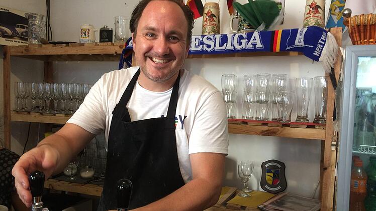 Michael Schnirch  in seinem Extrawurst-Restaurant in Buenos Aires. Foto: Nikolas Pelke