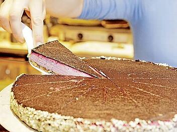 Auch das geht ohne tierische Produkte: Der Supermarkt Veganz in Berlin hat zum Beispiel einen veganen Waldfrucht-Cheesecake im Sortiment.  Foto: Monique W&uuml;stenhagen/dpa-mag