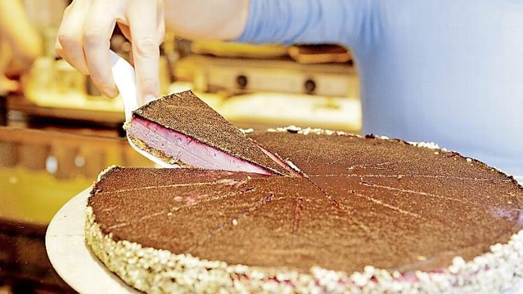 Auch das geht ohne tierische Produkte: Der Supermarkt Veganz in Berlin hat zum Beispiel einen veganen Waldfrucht-Cheesecake im Sortiment.  Foto: Monique W&uuml;stenhagen/dpa-mag