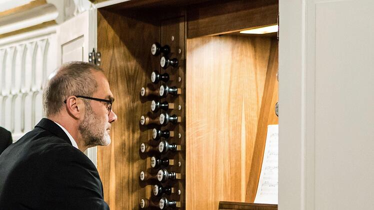 Reinhard Seeliger an der Hofmann-Orgel von St. Georg in Neustadt.Foto: Jochen Berger