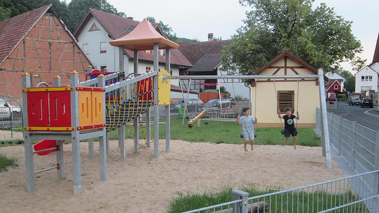 Der Kinderspielplatz ist viel besuchter Dorf-Mittelpunkt für die jüngsten Untereschenbacher.
