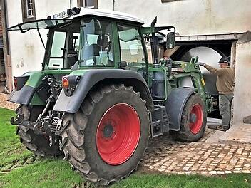 Ein Traktor half dabei, den Biertank in Millimeterarbeit in das Brauhaus zu hieven. Nun steht der Tank in der Köslauer Braustätte. Foto: Oliver Schineller