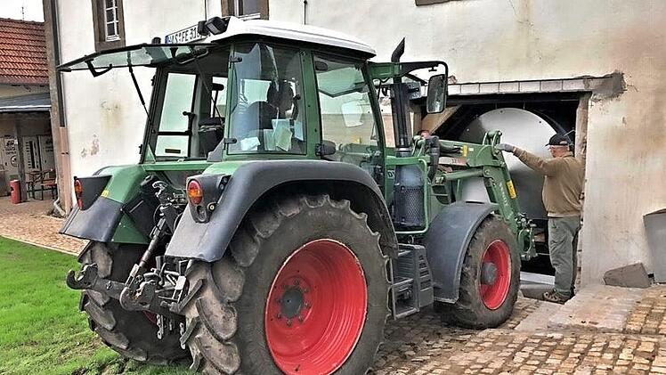 Ein Traktor half dabei, den Biertank in Millimeterarbeit in das Brauhaus zu hieven. Nun steht der Tank in der Köslauer Braustätte. Foto: Oliver Schineller