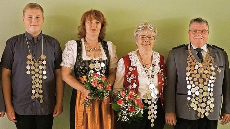 K&ouml;nigsproklamation bei den Walsdorfer Hubertus-Sch&uuml;tzen: von links im Bild Sch&uuml;tzenmeister Christian Ley, Jugendk&ouml;nig Tim Kaiser, Vizek&ouml;nigin Gisela D&uuml;tsch, K&ouml;nigin Marianne Ortlep, Vizek&ouml;nig Werner Feuerlein sowie K&ouml;nig und "Schwarzschussk&ouml;nig" Stefan Marr Foto: p