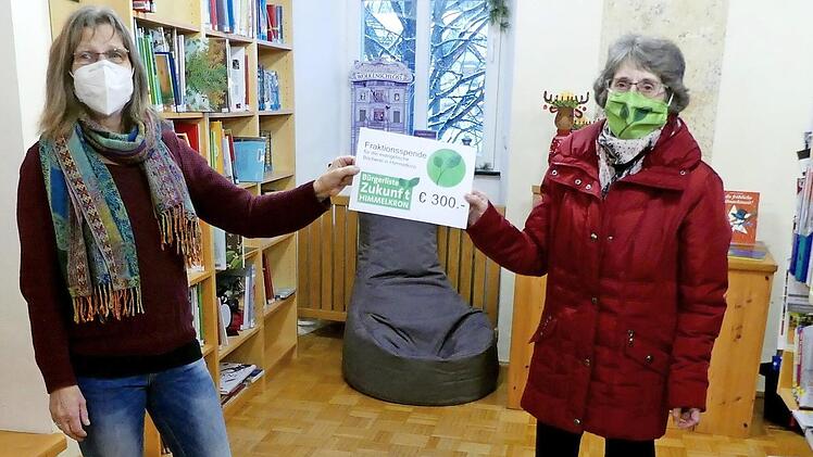 Die Fraktionsvorsitzende der "Bürgerliste Zukunft Himmelkron", Wilhelmine Denk (rechts) überreichte die Spende an Büchereimitarbeiterin Silvia Henke.  Foto: Dieter Hübner