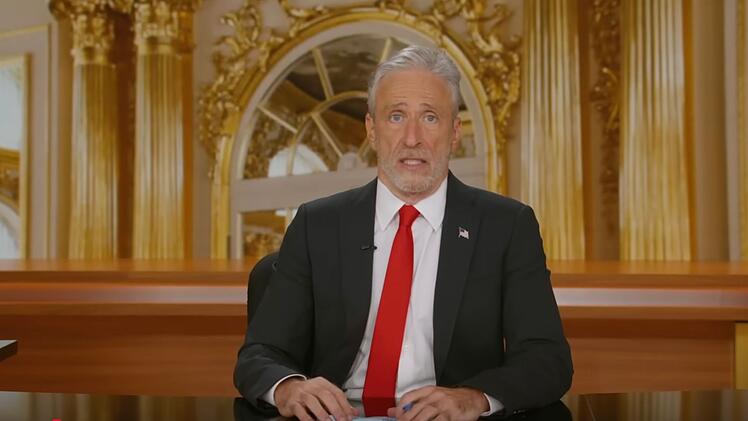Talkshow-Host Jon Stewart reagierte mit einer Parodie und gab den Moderator eines vom Staat kontrollierten TV-Formats, das dem Diktator in absurder Weise huldigt.