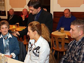 Irene Grampp (links) vom gleichnamigen Ferienhof in Rosengrund freut ich, dass ihre Tochter Marion (Mitte) und Schwiegersohn Matthias Grampp (rechts) die Tradition fortsetzen: Die Familie Grampp ist auf dem Hof bereits seit 1675 urkundlich nachweisbar. Fotos: Matthias Hoch