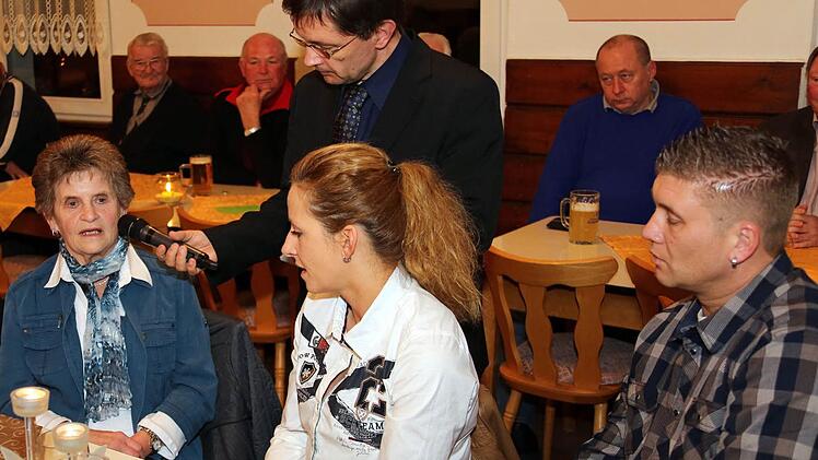 Irene Grampp (links) vom gleichnamigen Ferienhof in Rosengrund freut ich, dass ihre Tochter Marion (Mitte) und Schwiegersohn Matthias Grampp (rechts) die Tradition fortsetzen: Die Familie Grampp ist auf dem Hof bereits seit 1675 urkundlich nachweisbar. Fotos: Matthias Hoch